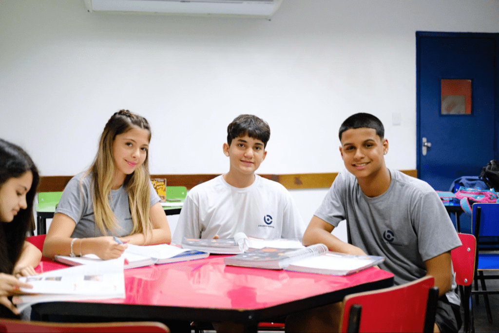 Alunos do Colégio Bahiense utilizando métodos de estudo para prova