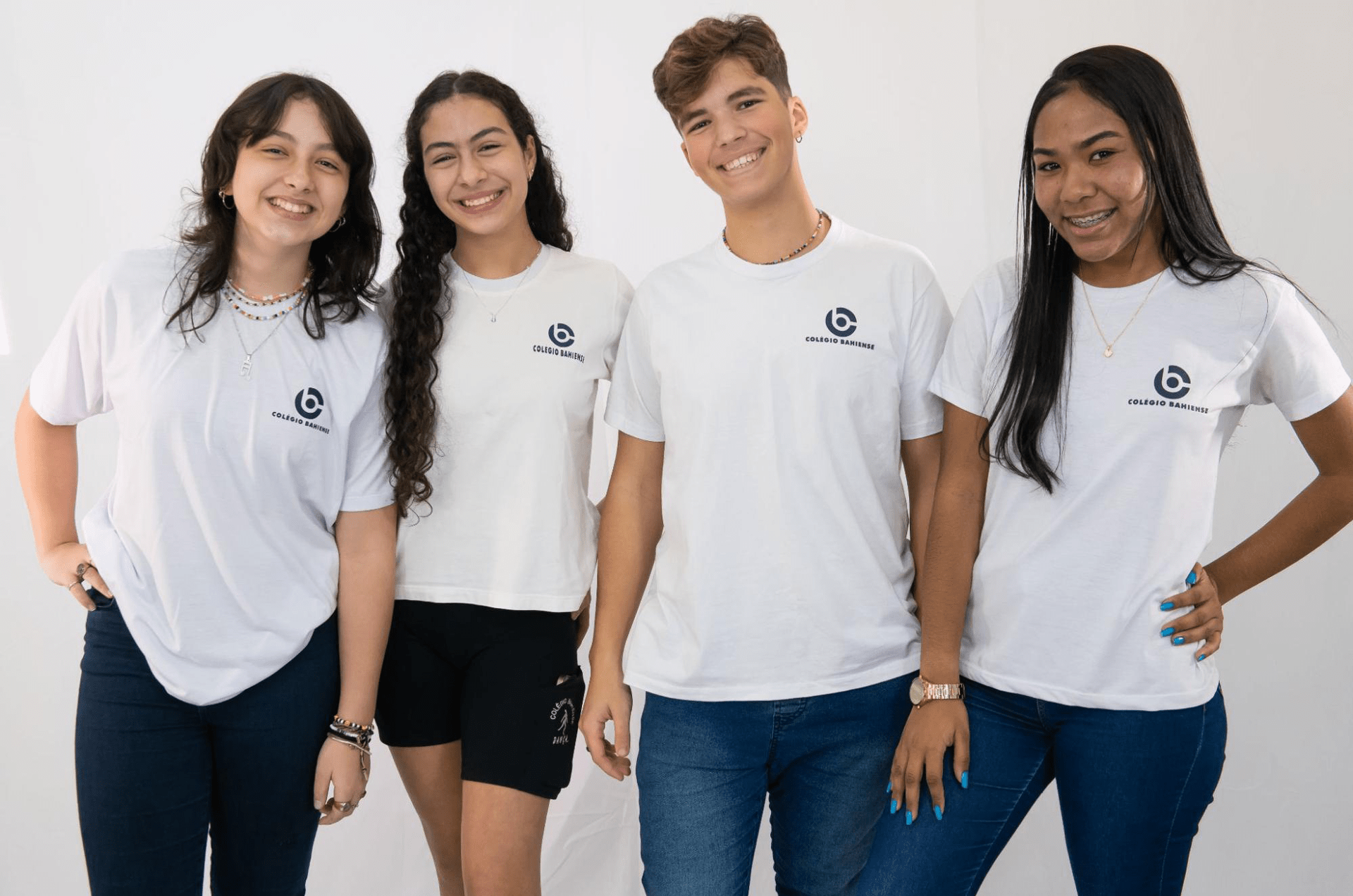 Alunos adolescentes do Colégio Bahiense posando para foto