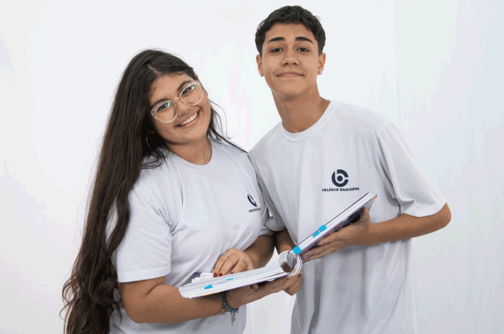 Alunos do Colégio Bahiense posando para foto