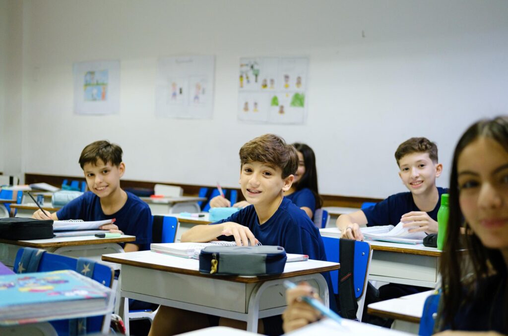 Alunos do Colégio Bahiense em sala de aula posando para foto