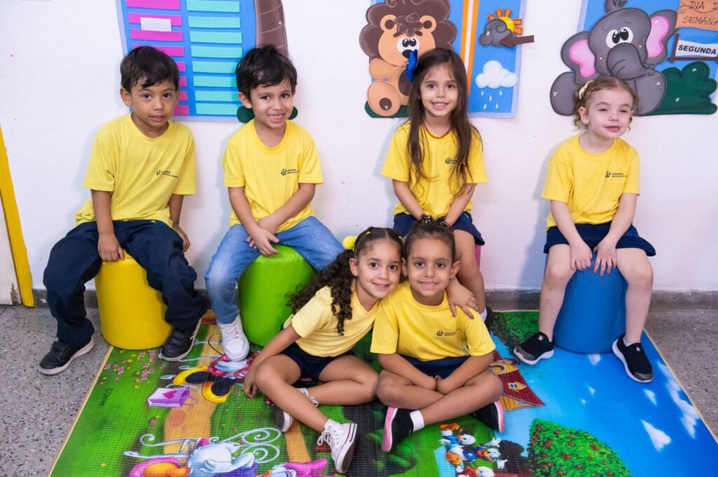 Alunos do Colégio Bahiense sentados posando para foto