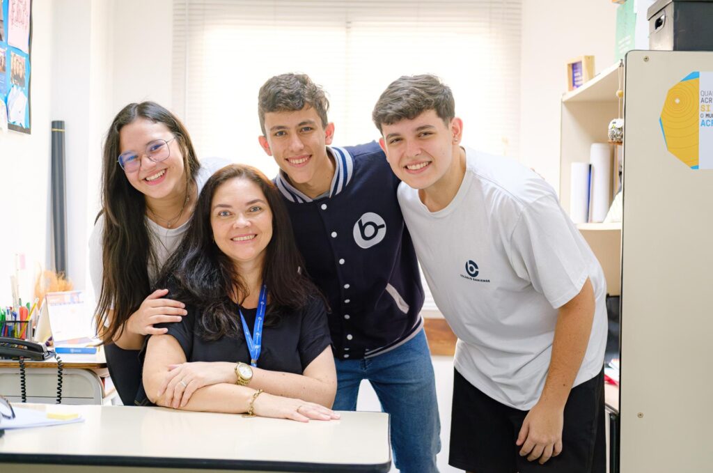 Alunos do Colégio Bahiense posando para foto com professora