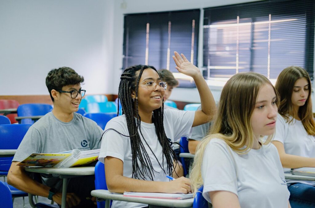 Alunos do Colégio Bahiense estudando em sala de aula