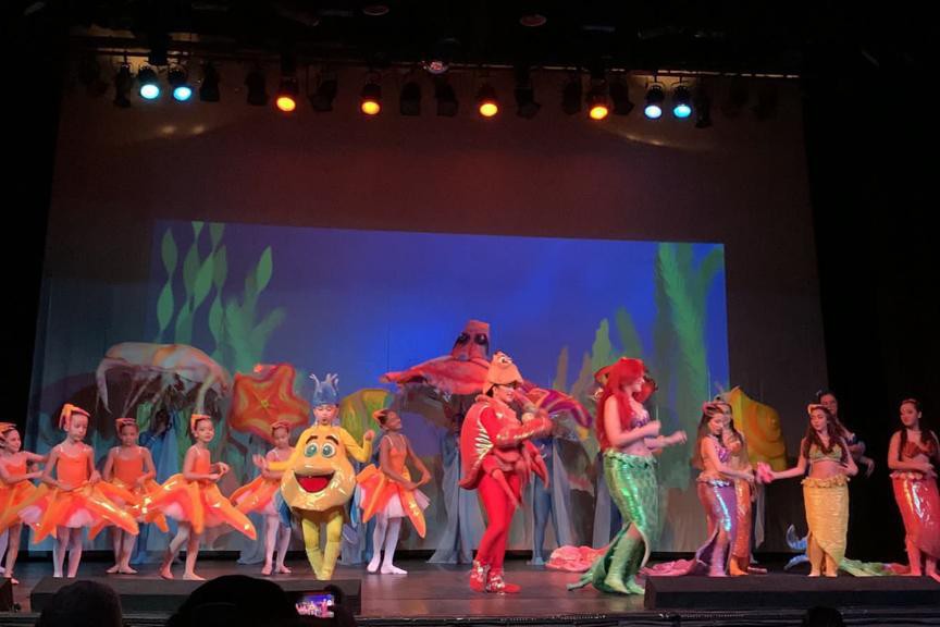 Alunos do Colégio Bahiense fantasiados em apresentação de teatro