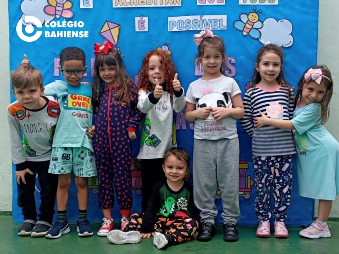Alunos do ensino infantil posam para foto durane a festa do pijama